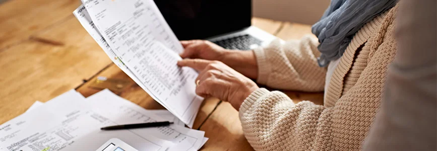 Person prüft Dokumente